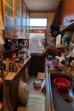 遺品整理　キッチン　ビフォアー